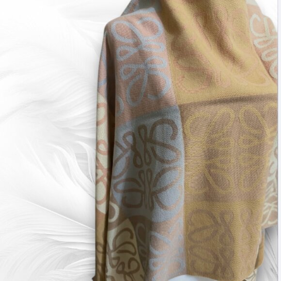 Soft Reversible Jacquard Shawl in Pastel Beige & Blush Elegant Lightweight Wrap - Picture 4 of 6